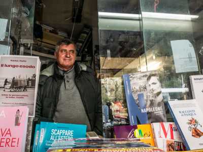 �Fino a dieci anni fa � spiega Antonio � la posizione strategica di questo chioschetto mi permetteva di vivere senza problemi economici, anche grazie ai numerosi turisti che venivano qui per acquistare mappe, calamite e cartoline�